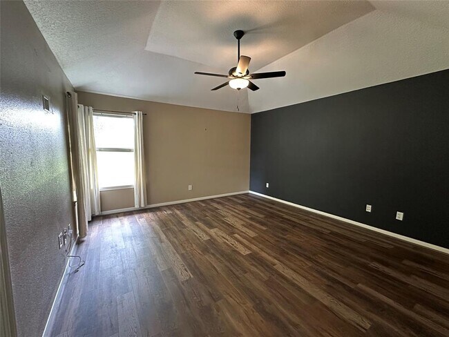 Building Photo - 243 Fantasy Ln