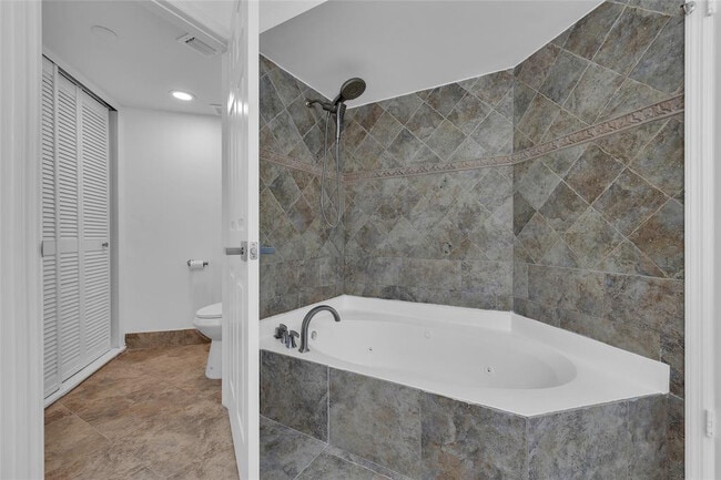 Building Photo - 3500 Mystic Pointe Dr