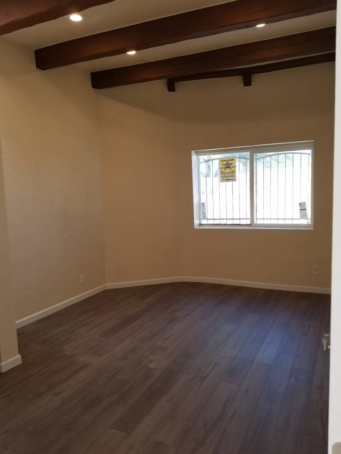 Building Photo - 1827 E 9th St