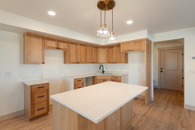 Building Photo - 405 Par Ave