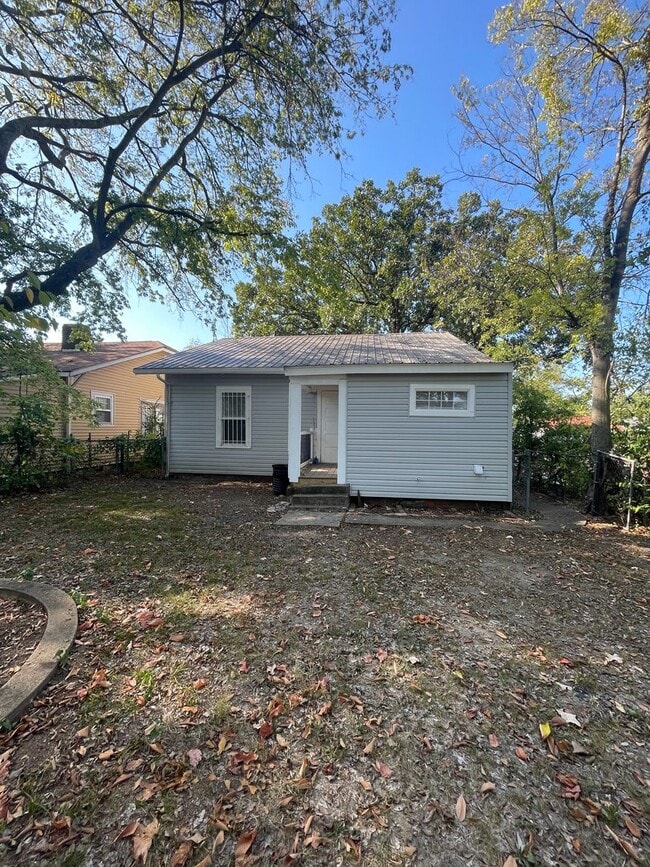 Building Photo - 2 bedroom, 1 bathroom home located in the ...