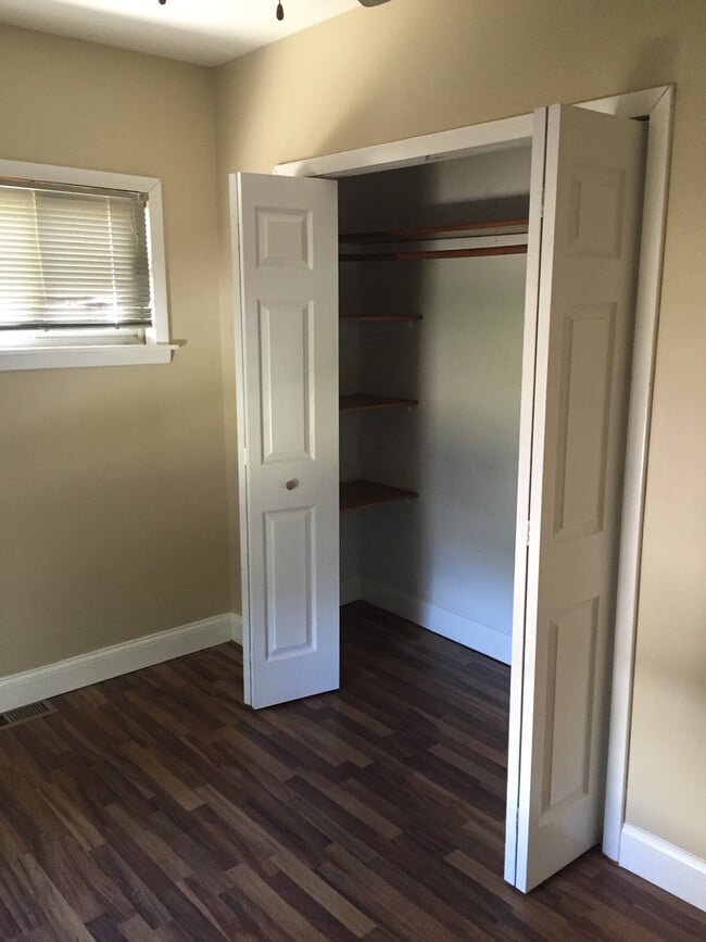 Building Photo - 2 bedroom 1 bath freshly painted in Redford