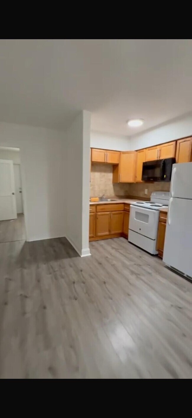 Building Photo - 826 NE 16th St