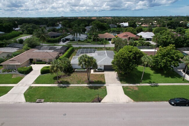 Building Photo - ** VICTORIA PARK ** 4 BED / 2 BATH - POOL ...