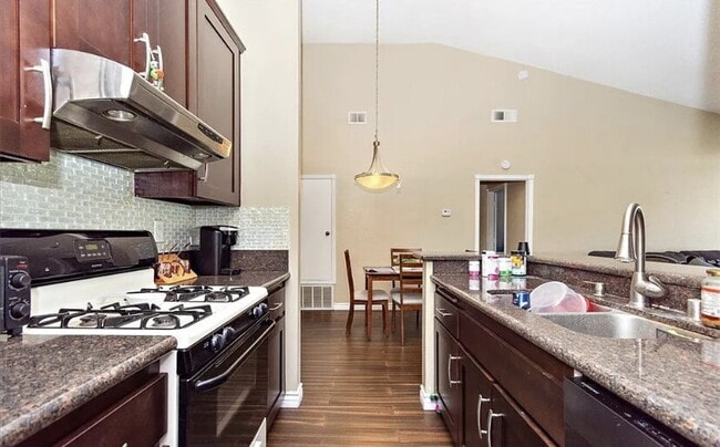 Building Photo - Well-maintained 1 bedroom, 1 bathroom cond...