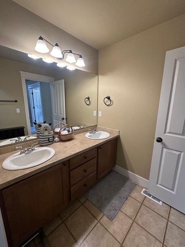 Building Photo - 4405 Cashmere Dr NE