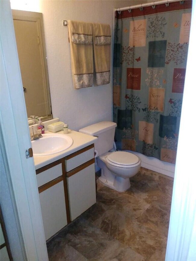 Building Photo - 833 Riverside Dr