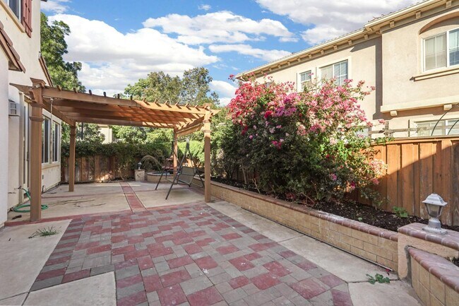 Building Photo - 356 S Paraiso Way