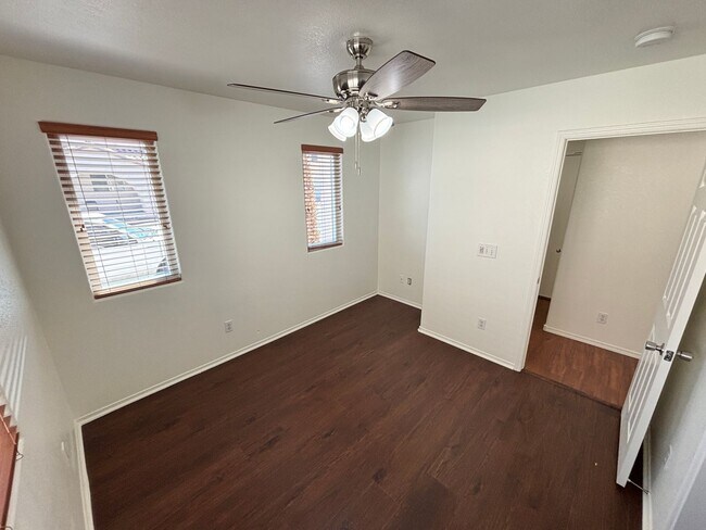 Building Photo - Beautiful 5Bed/2.5Bath/2Car home located near Seven Hills