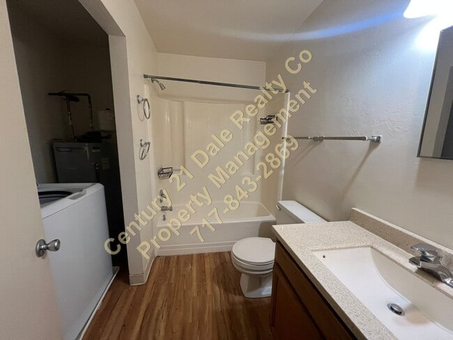 Building Photo - 2 Bedroom Townhouse in West York