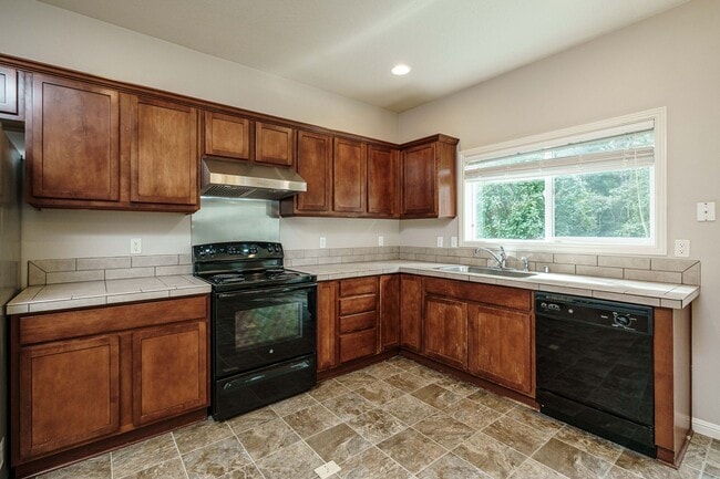 Building Photo - $500 Move In Special  4 Bedroom 2.5 Bath N...