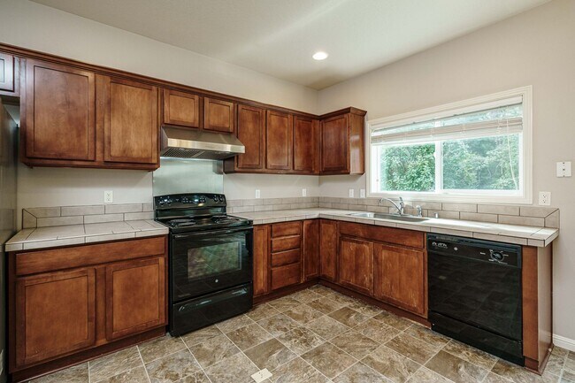 Building Photo - $500 Move In Special  4 Bedroom 2.5 Bath New Carpet and Fresh Paint