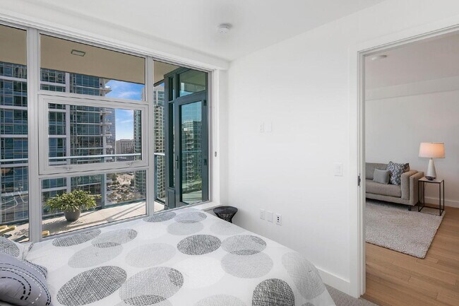 Building Photo - "Stunning 2-Bed, 2-Bath Urban Retreat with 1161 Sq Ft of Comfort in Downtown San Diego!"