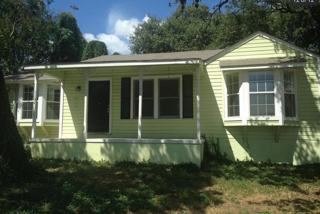 Building Photo - 1104 N LBJ Dr