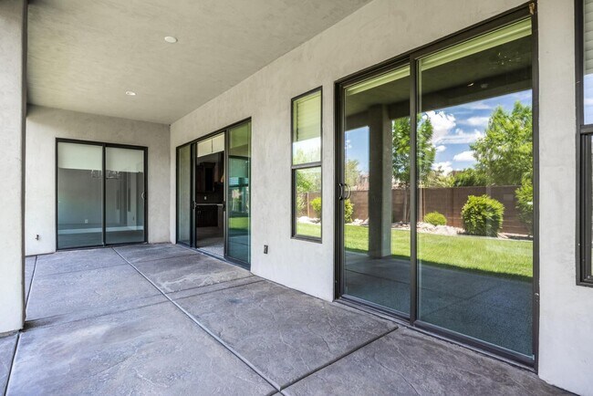 Building Photo - 1861 N Mountain View Dr