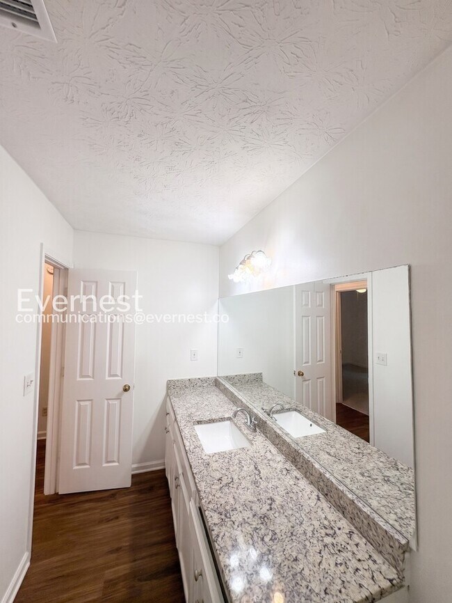 Building Photo - Spacious  Home with Deck, Patio, and Garage! / 3 Bed, 2 Bath / Available now!