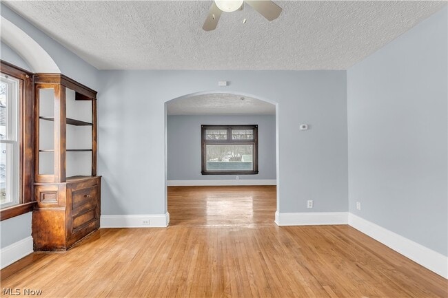 Building Photo - 10302 Parkview Ave