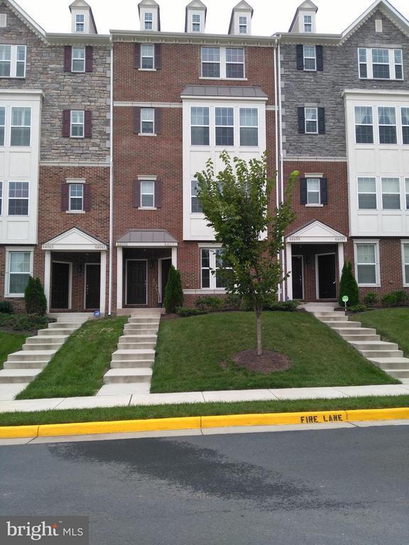 Building Photo - 44037 Etna Terrace