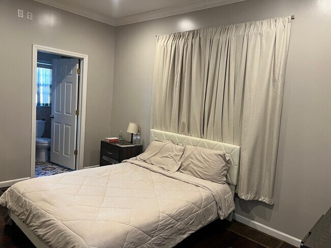 Building Photo - 1444 Esterbrook Ave