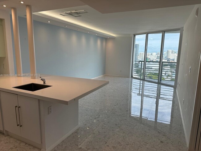 Building Photo - 325 S Biscayne Blvd