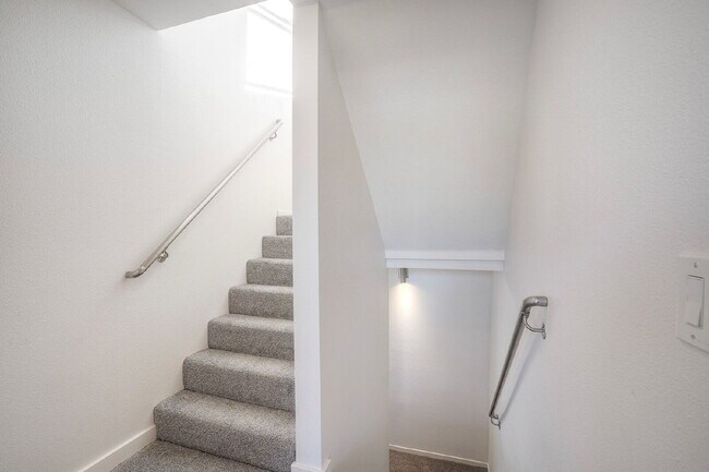 Building Photo - Little Italy Modern Townhome, 2 En Suite Bedrooms on Separate Levels, Private Roof Deck with Suns...