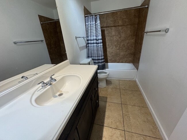 Building Photo - West Phoenix 3br townhome