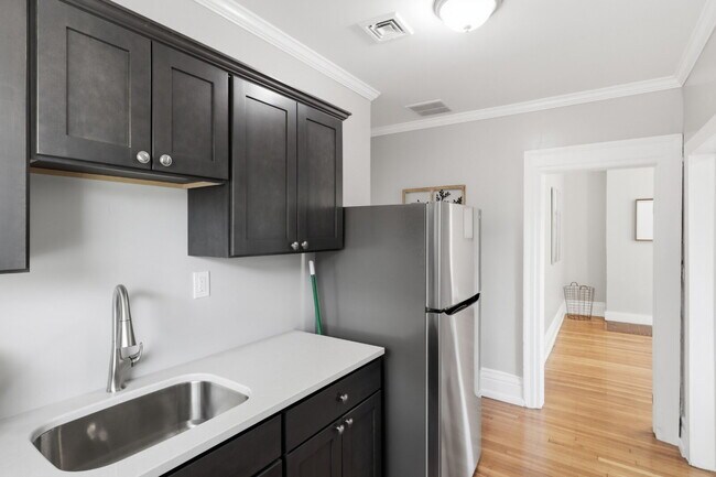 Building Photo - Furnished 10-Bedroom Single-Family Home in Buffalo