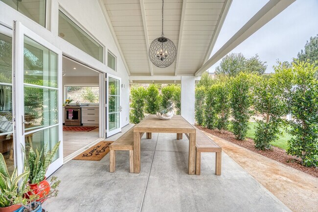 Building Photo - 727 Sonrisa St