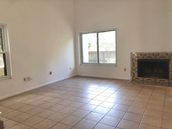 Building Photo - MOVE IN MARCH! 2 Story-Spacious 3 beds 2.5 bath townhouse with attached 2 car garage!!