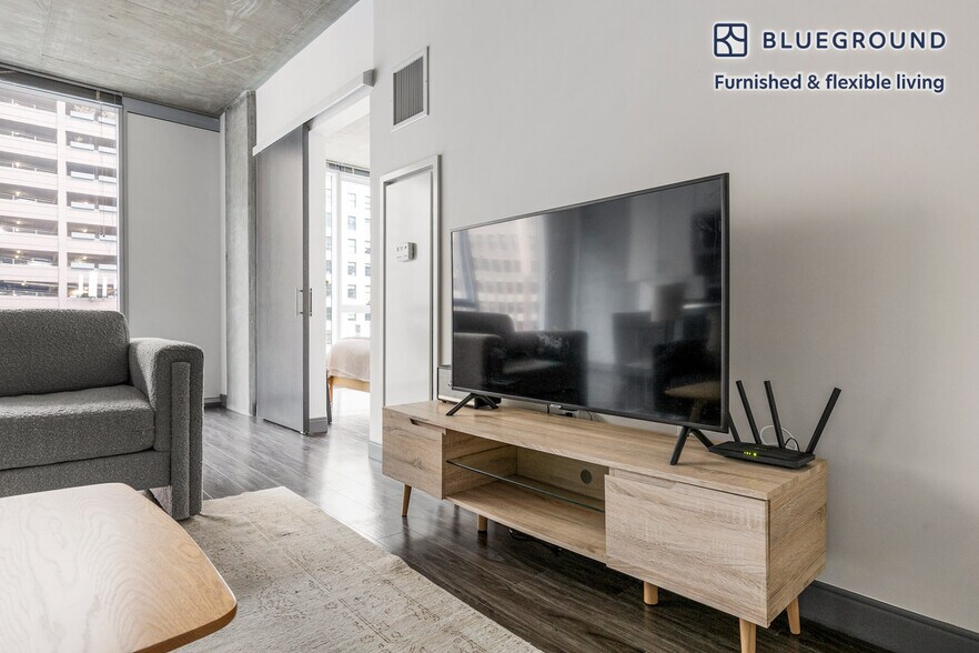 Building Photo - 215 W Lake St