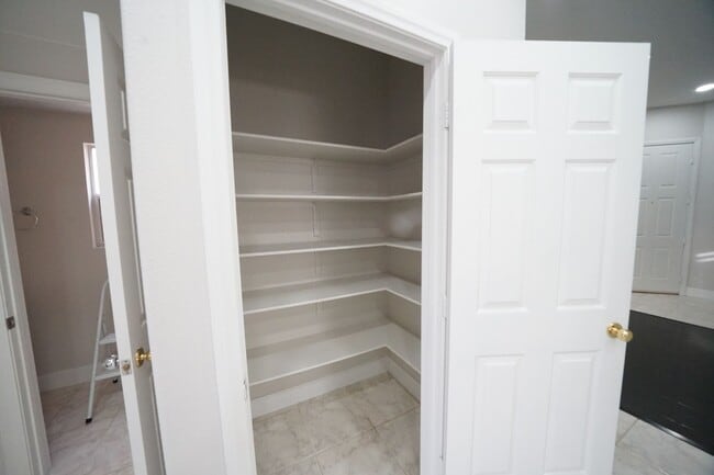 Building Photo - SHOWINGS AVAILABLE NOW