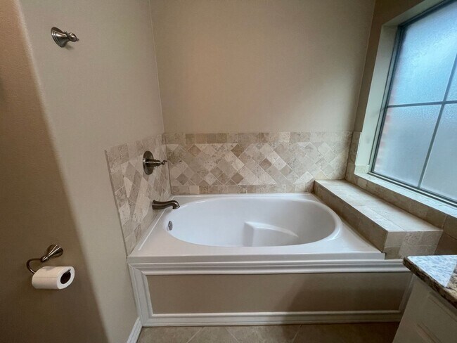 Building Photo - 132 Lola Cir