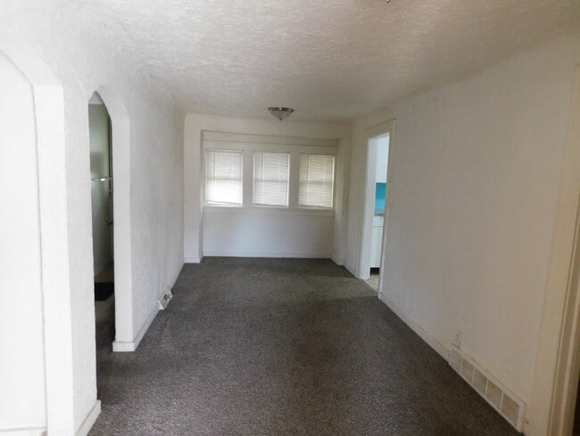 Building Photo - Lower Unit Duplex Walking Distance to Downtown Birmingham