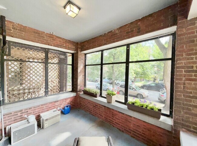 Building Photo - 1626 W Rascher Ave