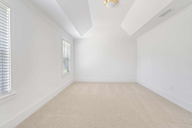 Building Photo - Experience Modern Comfort: Spacious 4-Bedr...