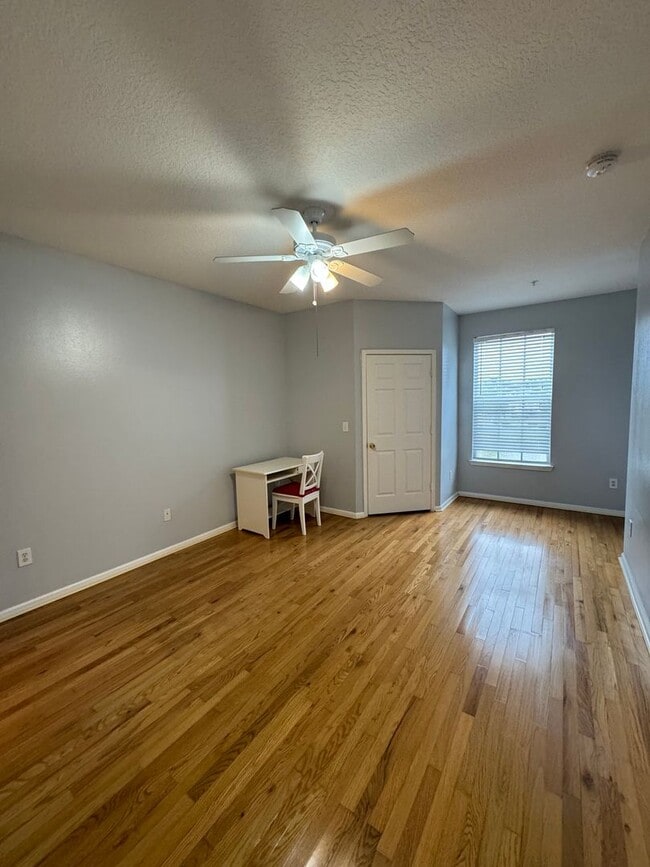 Building Photo - 2 BED 2 BATH CONDO CAPRI AT HUNTERS CREEK