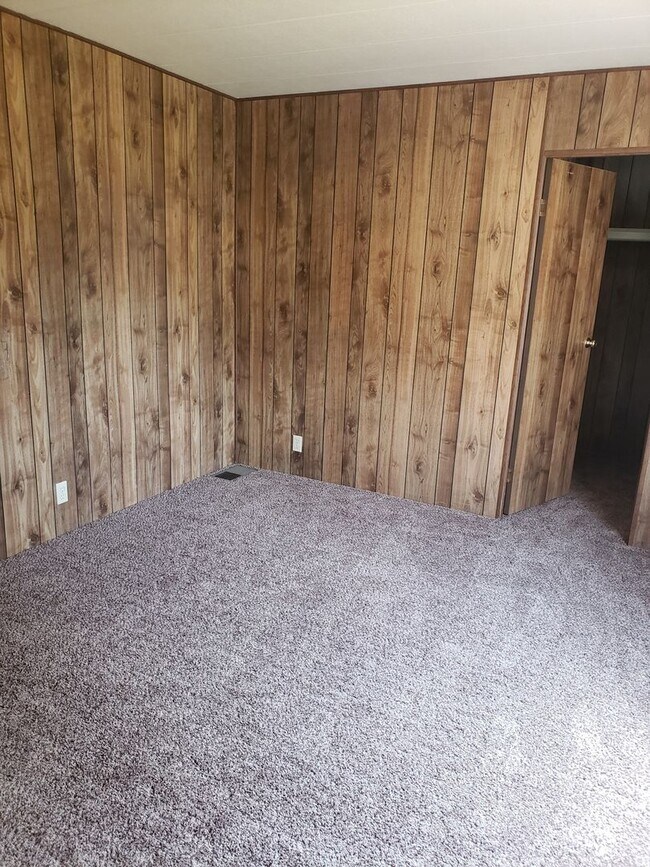 Building Photo - PRIVACY!!!  2 Bed 2 bath mobile home on ac...