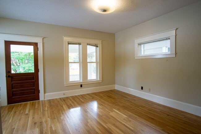 Building Photo - Gorgeous Top-Floor One-Bed with Amazing Balcony Space!