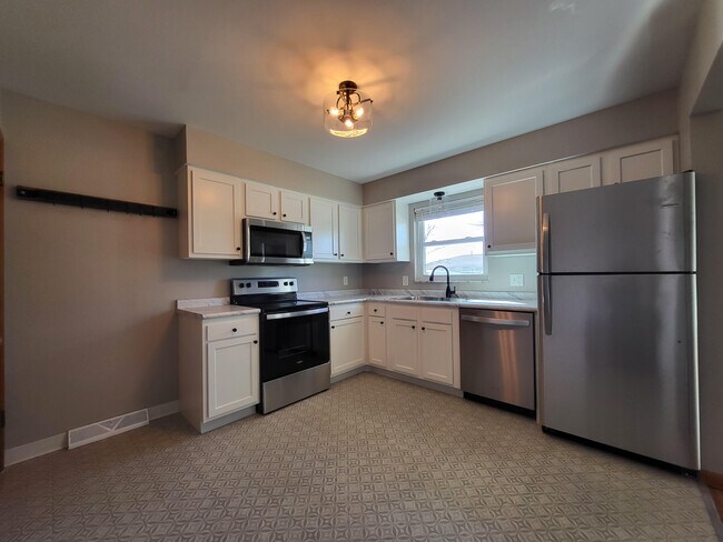 Building Photo - 4720 Esterbrook Rd