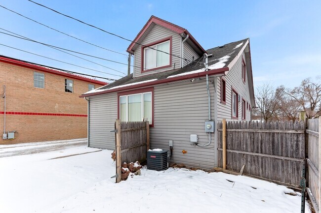Building Photo - 7645 Fisher Ave