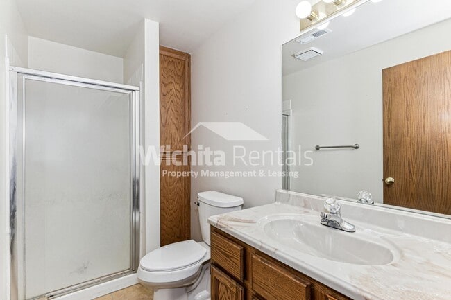 Building Photo - Large 3 bedroom 3 bath home in West Wichita