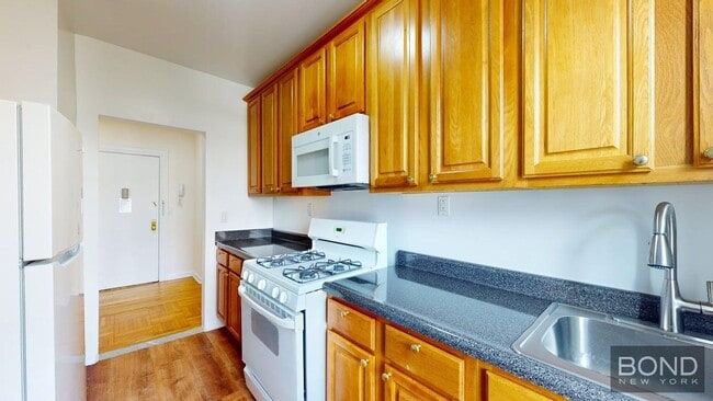 Building Photo - 620 W 171st St