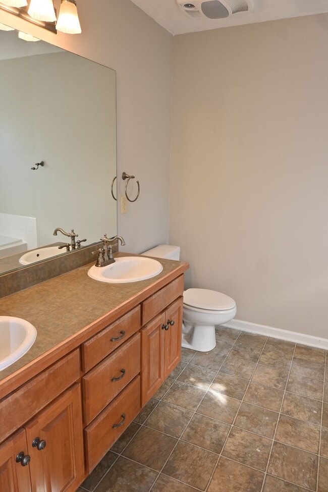 Building Photo - NE-Columbus-3 Bedrooms & 2 full Baths-Move-In Ready