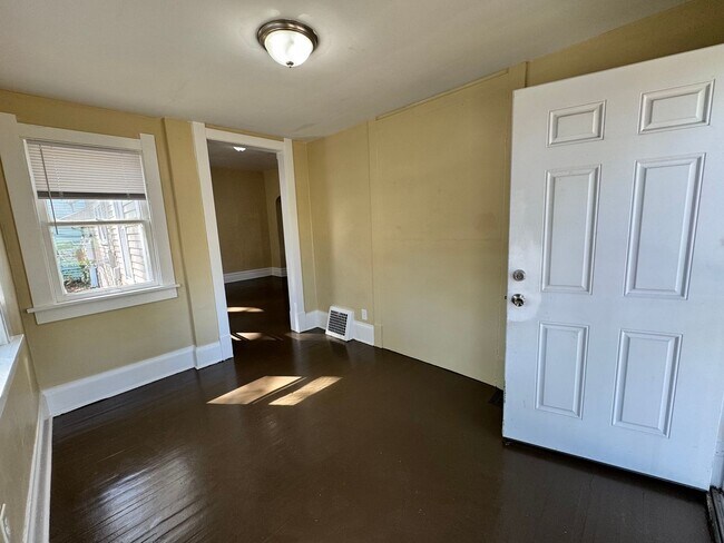 Building Photo - 3 Bedroom House