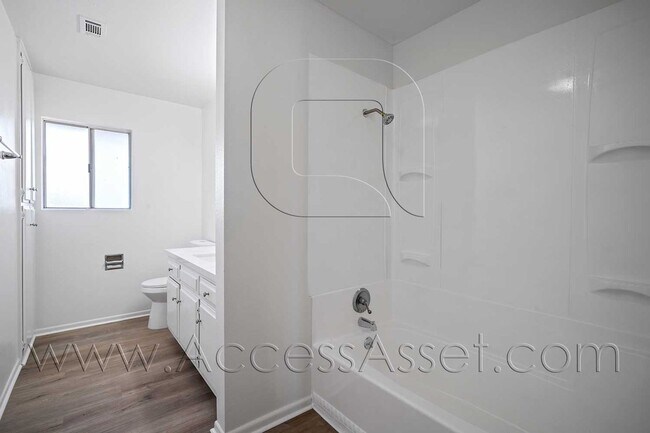 Building Photo - 41012 Beachwood Ave