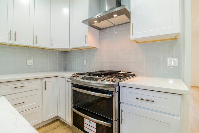 Building Photo - 621 N Bedford Dr