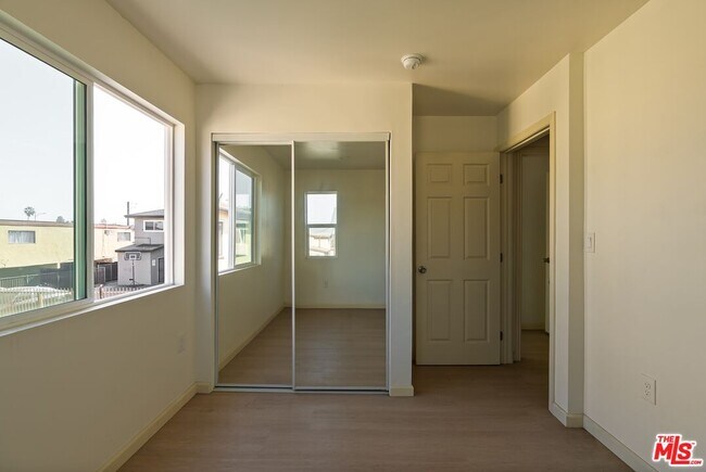 Building Photo - 1118 W 110th St