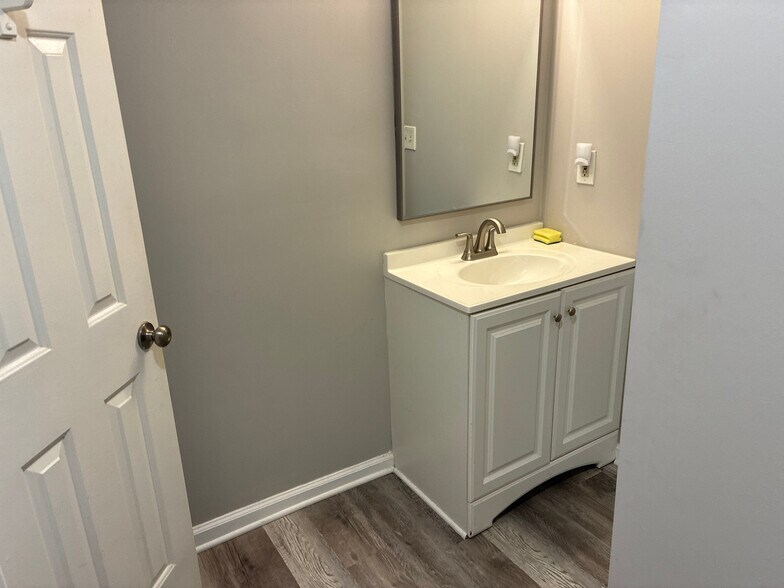 Building Photo - Room in Duplex on W Strickland St