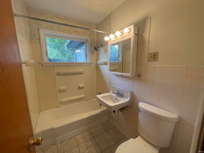 Building Photo - 1906 E Maxwell Ln