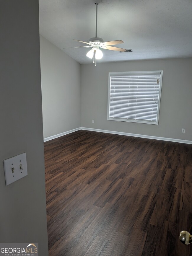 Building Photo - 1422 Fountain View Dr